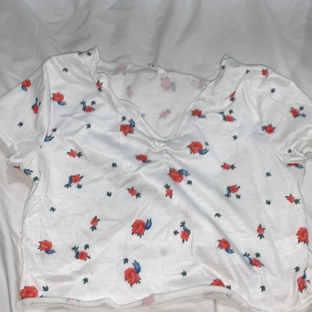 White floral cropped tee